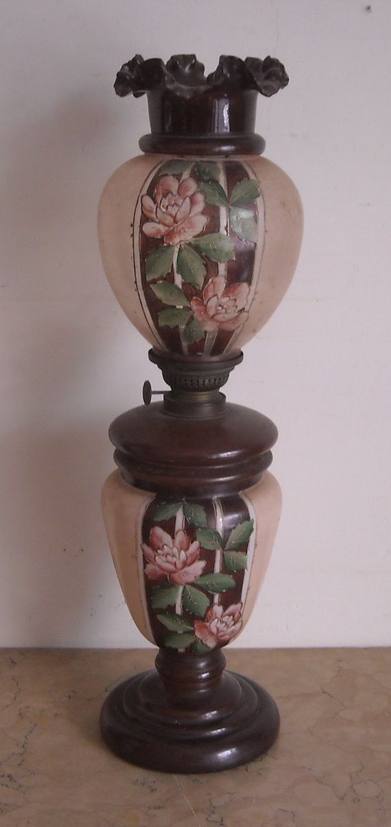Bella Lampada Da Tavolo, Antico Lume A Petrolio, Liberty, Vetro Dipinto Floreale immagine 1