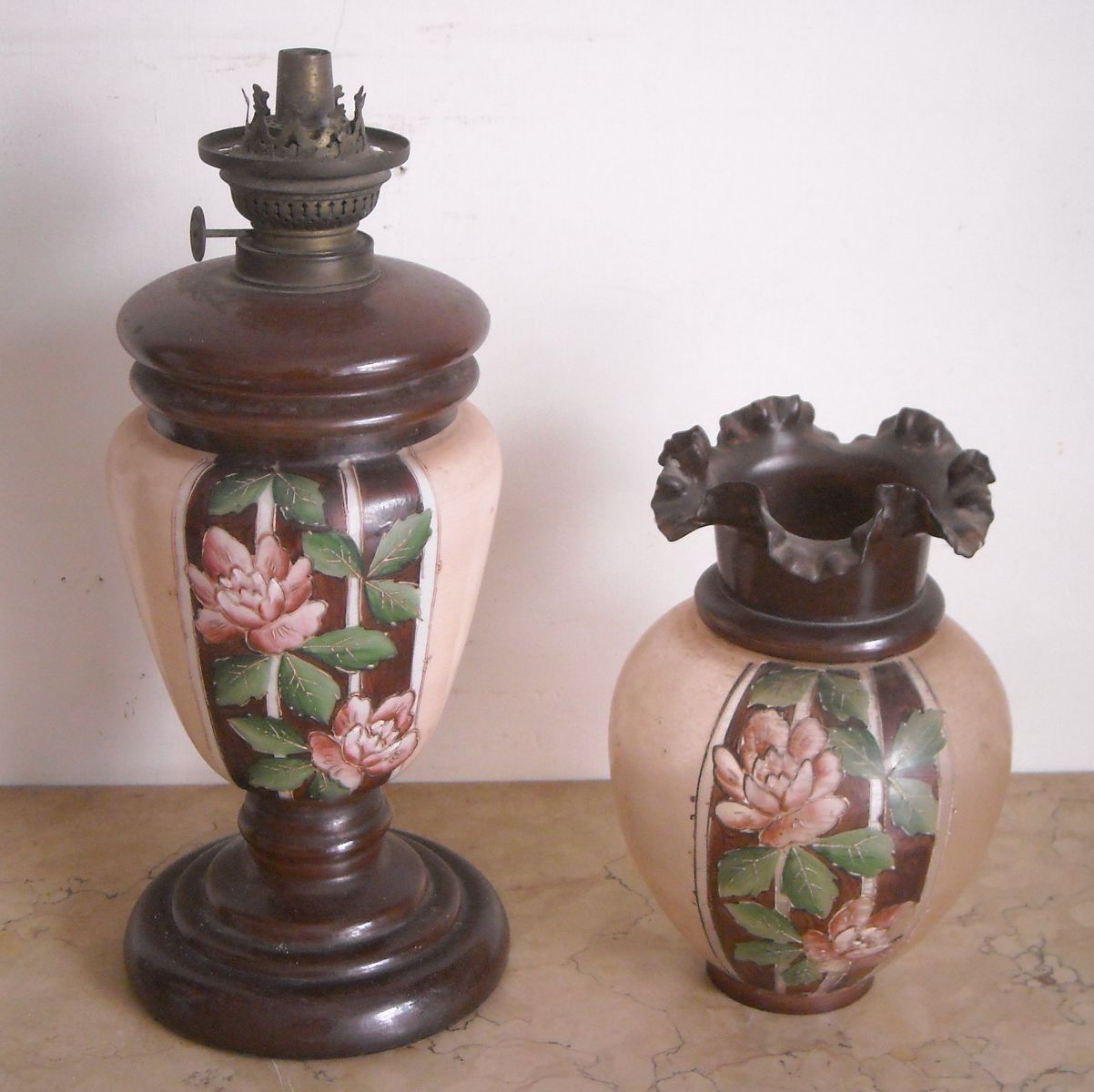 Bella Lampada Da Tavolo, Antico Lume A Petrolio, Liberty, Vetro Dipinto Floreale immagine 3