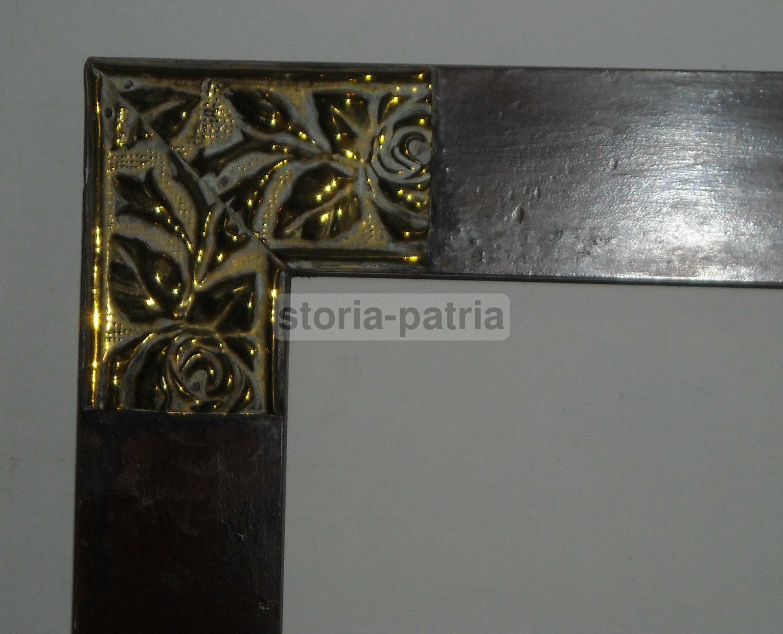 Decorativa Antica Cornice, In Legno Con Applicazioni Floreali, Sbalzi Metallici immagine 1