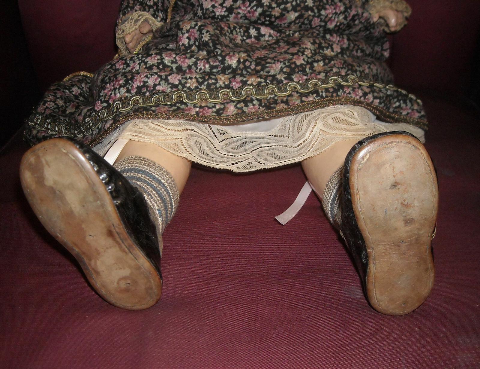 Graziosa Antica Bambola, Con Vestito E Cuffia E Scarpe, Bella E Da Collezione, Rara immagine 3