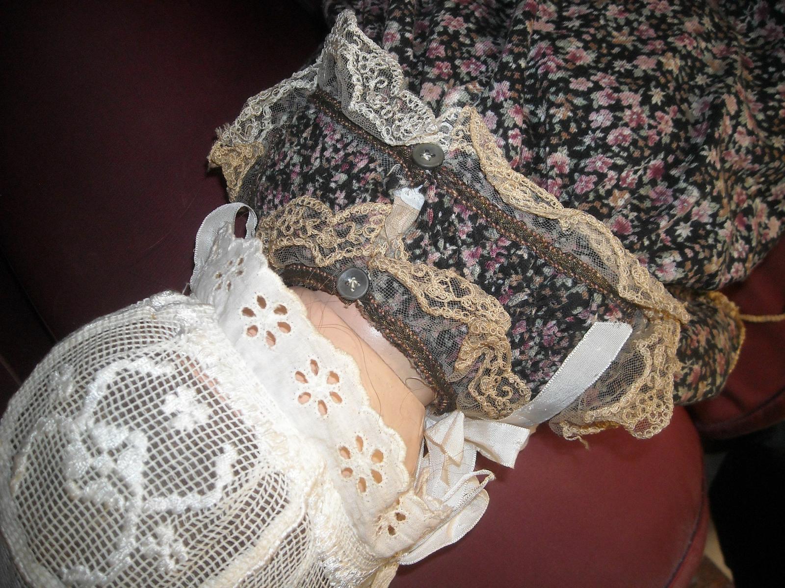 Graziosa Antica Bambola, Con Vestito E Cuffia E Scarpe, Bella E Da Collezione, Rara immagine 5