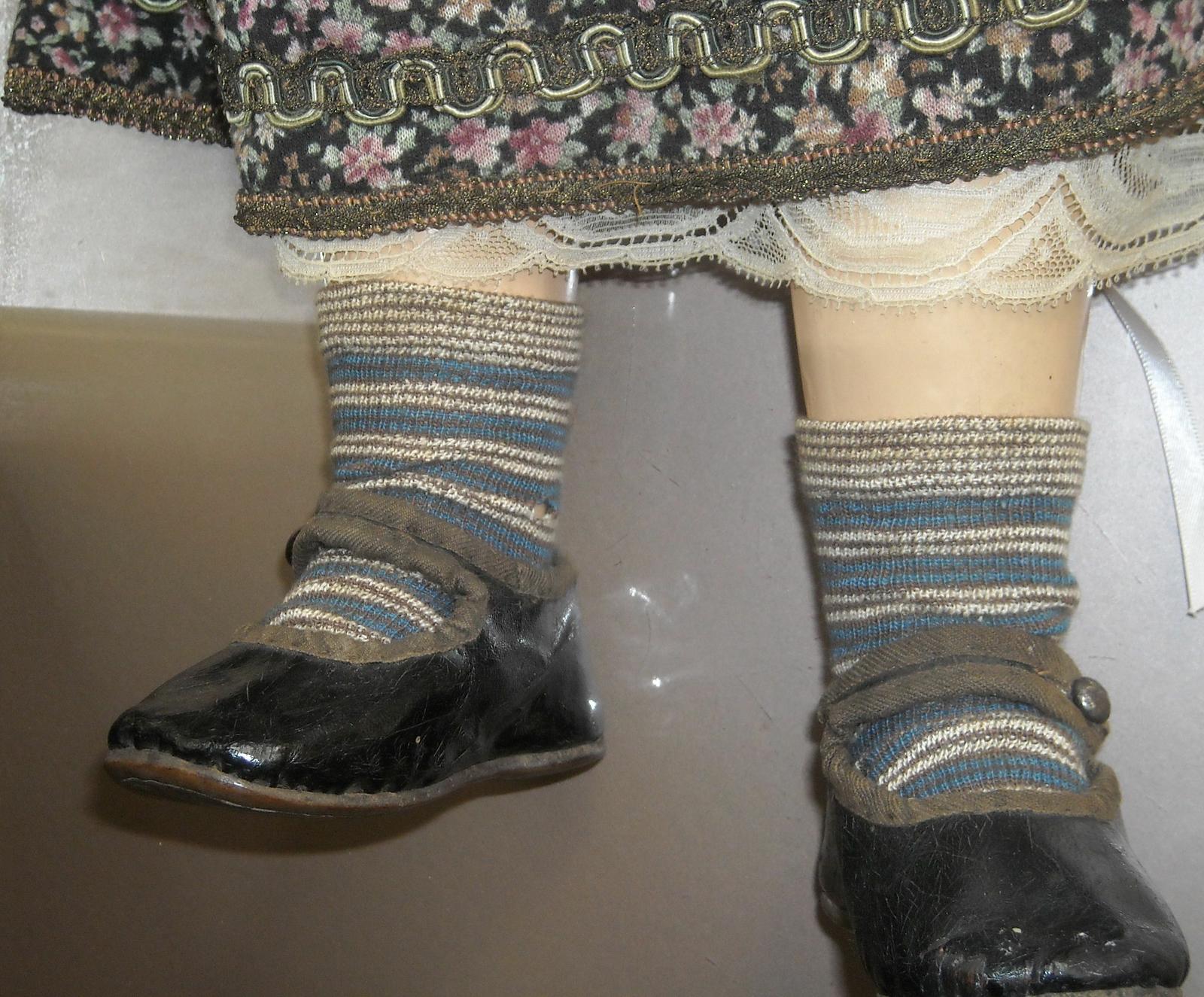 Graziosa Antica Bambola, Con Vestito E Cuffia E Scarpe, Bella E Da Collezione, Rara immagine 12