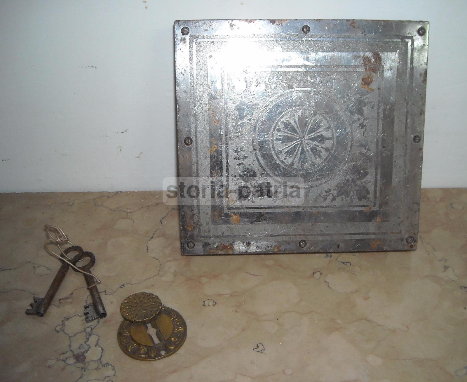 Inusuale Antica Serratura, In Robusto Metallo, Decorativa, Da Collezione, Utilissima immagine 1