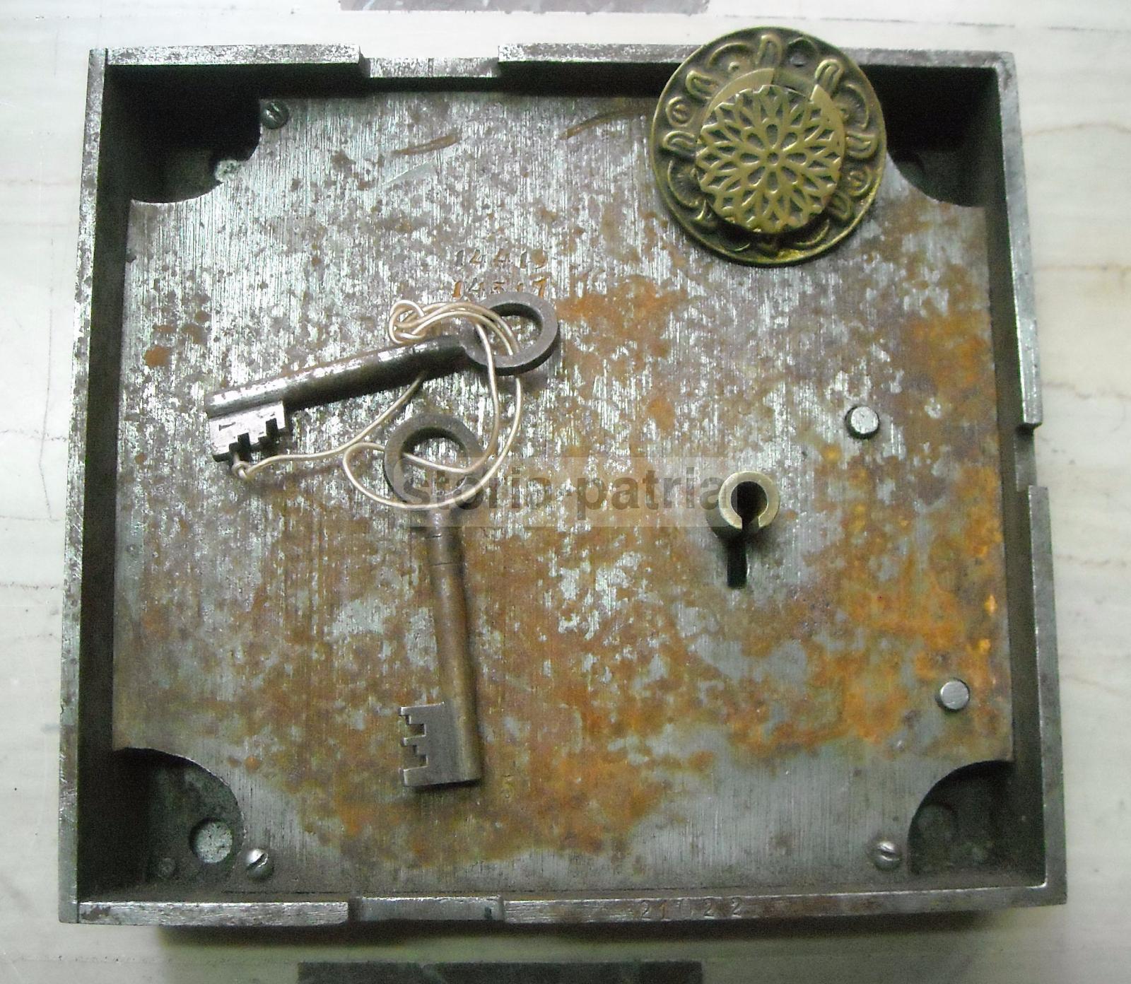 Inusuale Antica Serratura, In Robusto Metallo, Decorativa, Da Collezione, Utilissima immagine 3