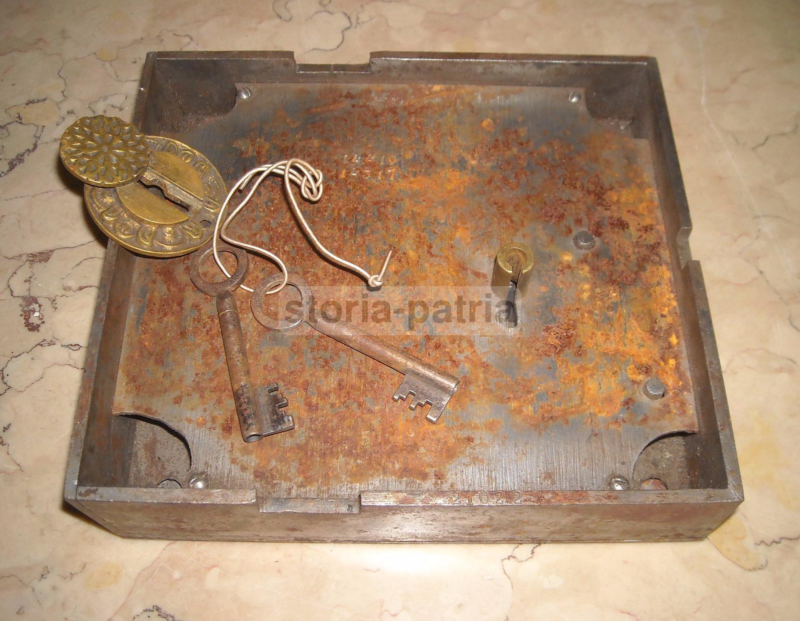 Inusuale Antica Serratura, In Robusto Metallo, Decorativa, Da Collezione, Utilissima immagine 5