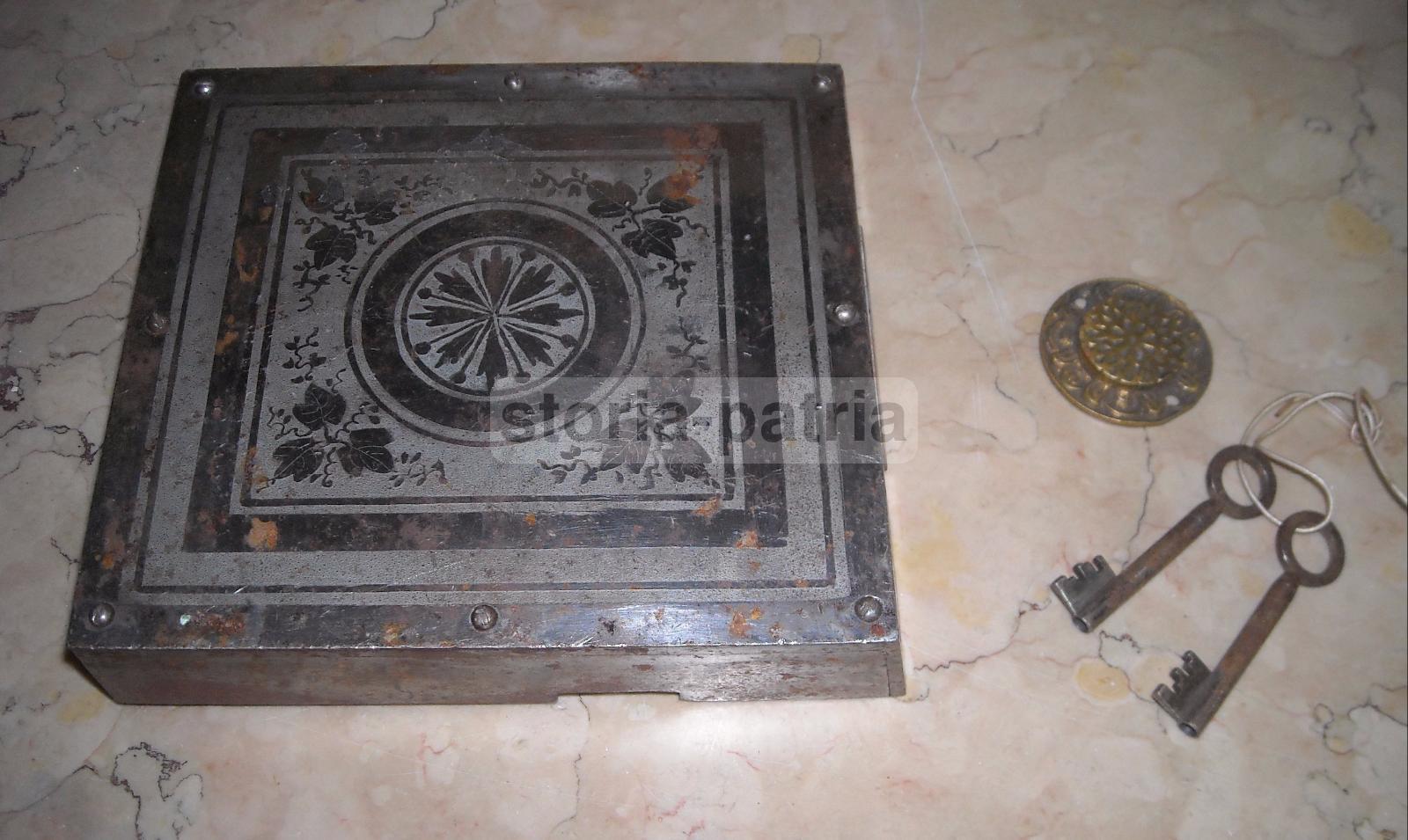 Inusuale Antica Serratura, In Robusto Metallo, Decorativa, Da Collezione, Utilissima immagine 6