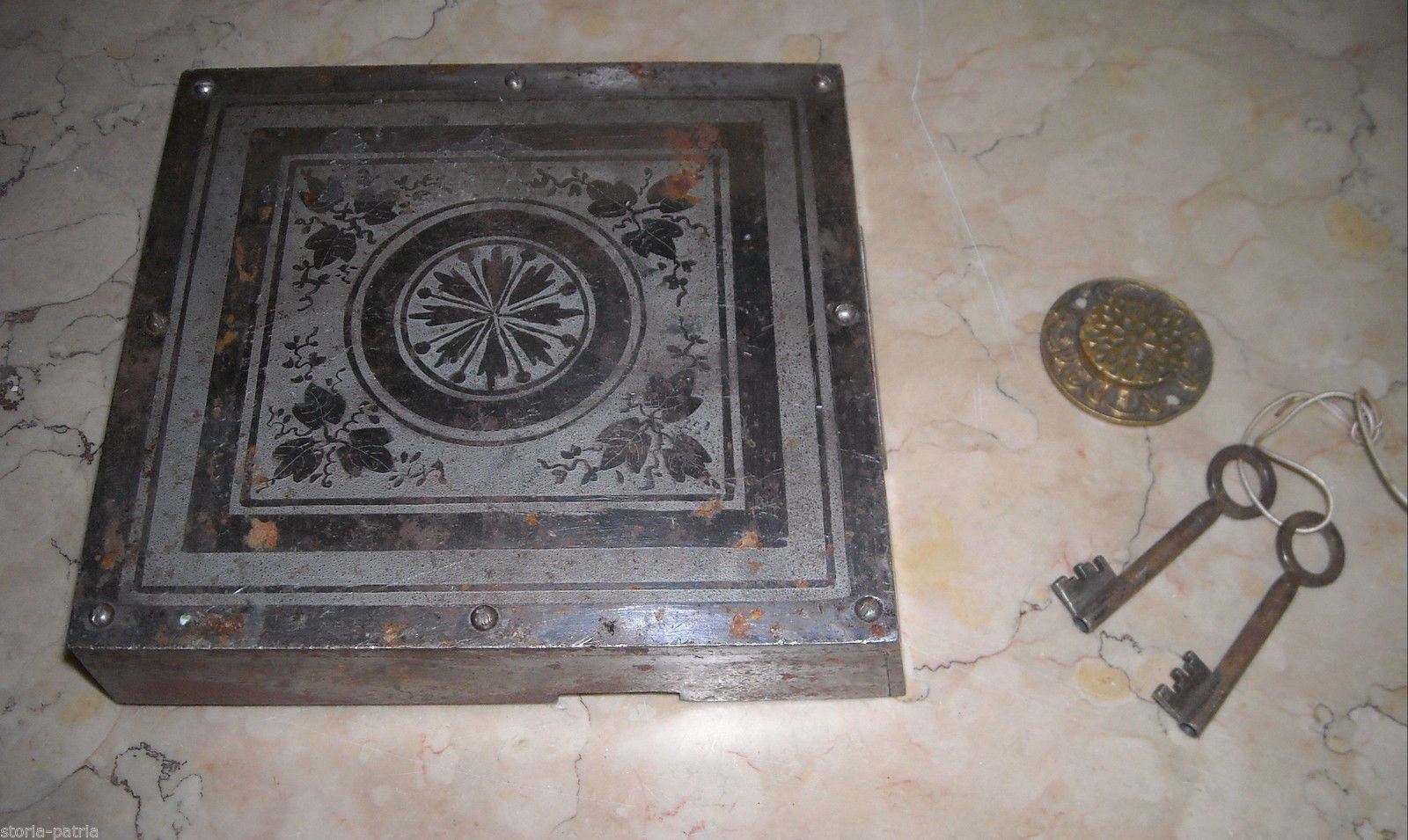 Inusuale Antica Serratura, In Robusto Metallo, Decorativa, Da Collezione, Utilissima immagine 7